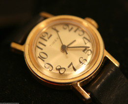 Strong running vintage 1980 Ladies&#39; gold manual-wind, Timex wristwatch - £46.93 GBP