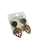Fashion Jewelry Earrings Gold Tone Green Dangle 1.5" Textured New on Card - £9.49 GBP