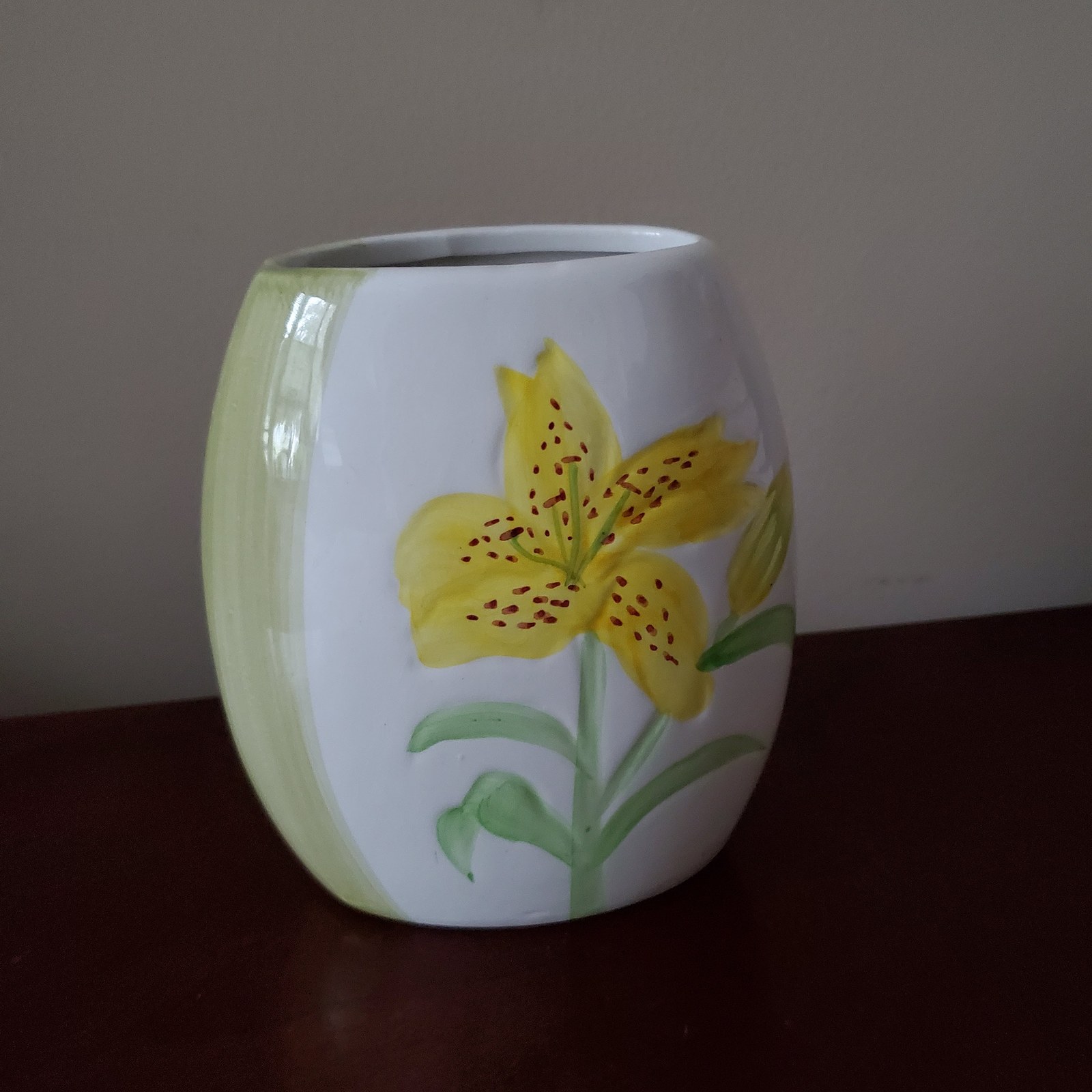 Vase yellowlily 1
