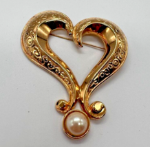 Avon Bold Heart Pin Brooch Gold Tone Faux Pearl Vintage 90s Original Box - £15.45 GBP