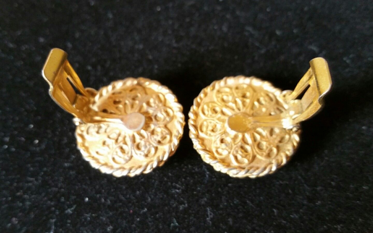 Unbranded Vintage Mid Century Gold Tone Faux Black Onyx Button Clip On Earrings Item image 8