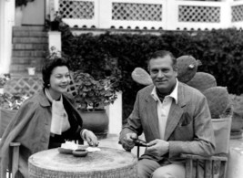 Laurence Olivier in his Garden with Vivien Leigh at Home 16x20 Canvas - £55.81 GBP