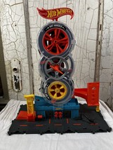 Hot Wheels Toy Car Track Set City Super Twist Tire Shop with 1:64 Scale Car - £10.48 GBP