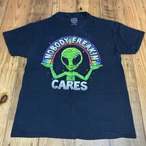 DOM Men's T-Shirt Size M Alien Nobody Freakin' Cares Rainbow Black - $9.90
