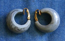 Elegant Charcoal Gray Acrylic Gold-tone Clip Hoop Earrings 1970s vintage 1&quot; - £9.83 GBP