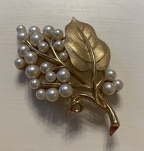 Vintage Trifari Gold Plate Pearl Faux Grape Cluster Brooch Signed Immaculate - £58.54 GBP
