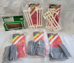 BRITAINS MODEL MIXED LOT OF FENCES VINTAGE RETRO NOS UNUSED TOY IN THE P... - £19.60 GBP