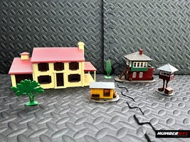 Vintage Plasticville HO Scale 2 Story House 4 Miniature Houses + 2 Bushes - £62.27 GBP