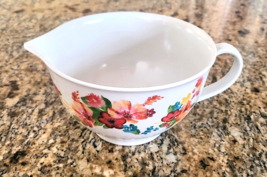 The Pioneer Woman Melamine 1/2 to 2 Cup Measuring Cup Bowl With Handle EUC - £10.16 GBP