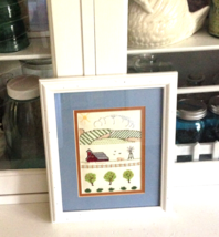 Farmhouse Cross-stitch Barn &amp; Fields Framed Wall Art Picture White Blue ... - €16,18 EUR