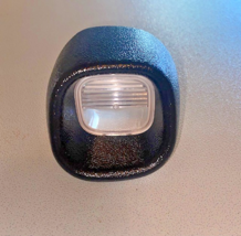 1998-2005 GM REAR LICENSE PLATE LAMP, GENUINE OEM NEW PART P/N 1572-1389 - $399.46 MXN
