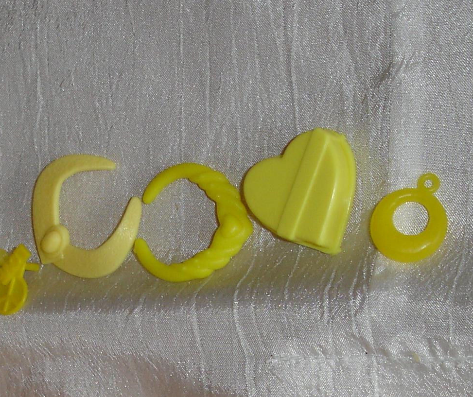 Primary image for Heart and peace theme yellow Fashion doll accessories Barbie vintage Mattel