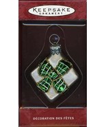 Hallmark Keepsake Ornament Li&#39;l Gift - Green Bow 2000 QBG4344 - £12.48 GBP