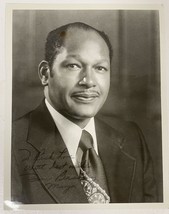 Tom Bradley Signed Autographed Glossy 8x10 Photo - £31.44 GBP