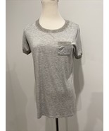 Sinclaire Women Gray Short Sleeve pocket Tee Small - $150.87 MXN