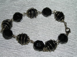 Estate Black Faceted Plastic Bead in Caged Goldtone Wire Link Bracelet – 7.25 in - £8.43 GBP