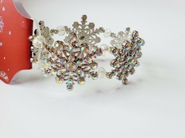 Kohl&#39;s Women&#39;s Silver Tone Christmas Stretch Bracelet Iridescent Snowflakes New - £9.51 GBP
