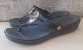 Crocs Womens Sanrah Gold Circle Flip Flop Thong Wedge Sandals Black Size 9 U4 - £19.34 GBP