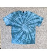 NEW Gildan Men’s Gray Light Blue Spiral Ice Tie Dye Short Sleeve Shirt S... - $22.54
