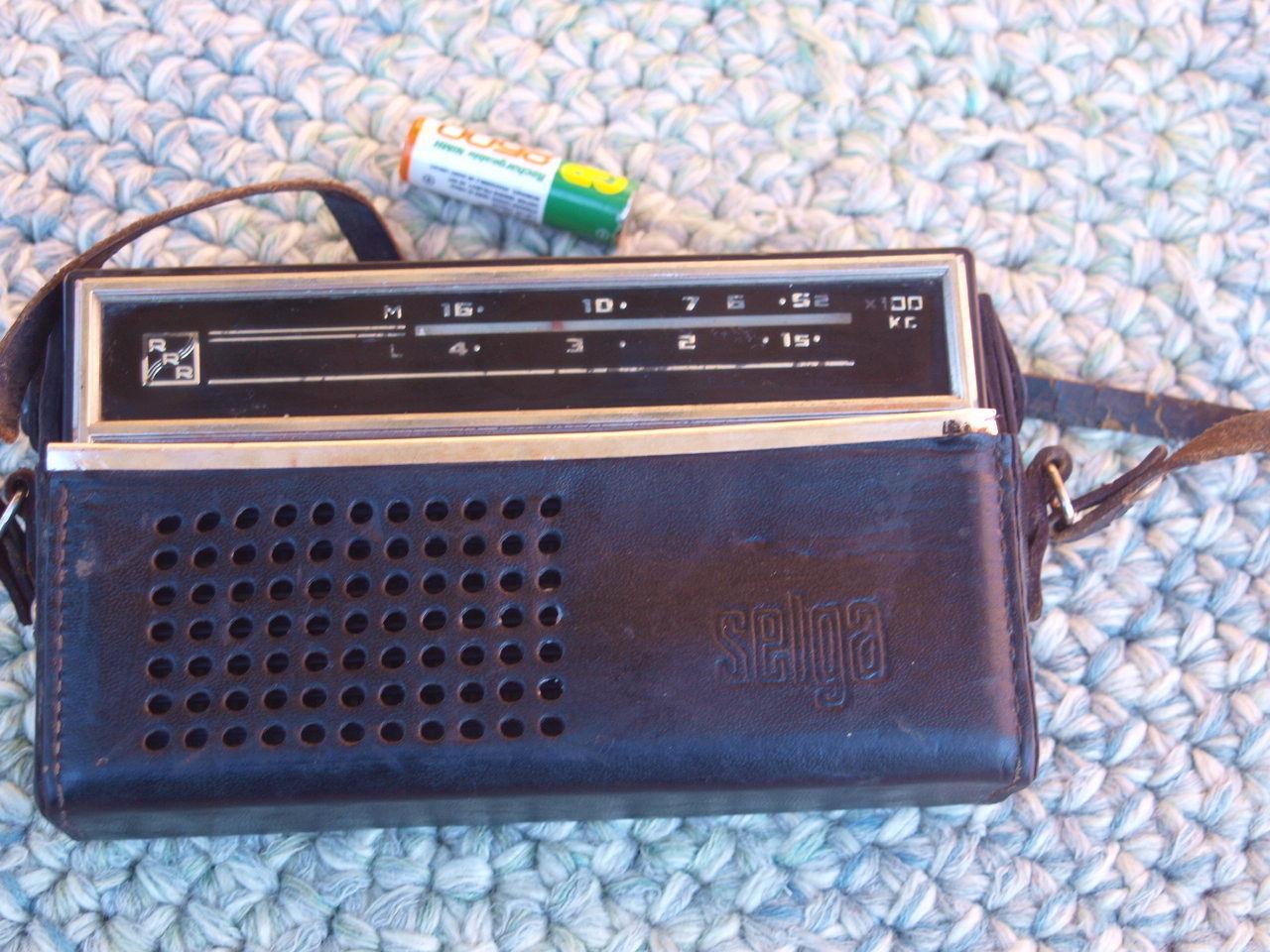 RARE VINTAGE SOVIET RUSSIAN USSR AM LW PORTABLE RADIO SELGA 402  PARTS ONLY - $20.68