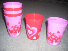 plastic cups 7 red/pink valentine&#39;s Day cups with hearts 12 0z. - £5.46 GBP