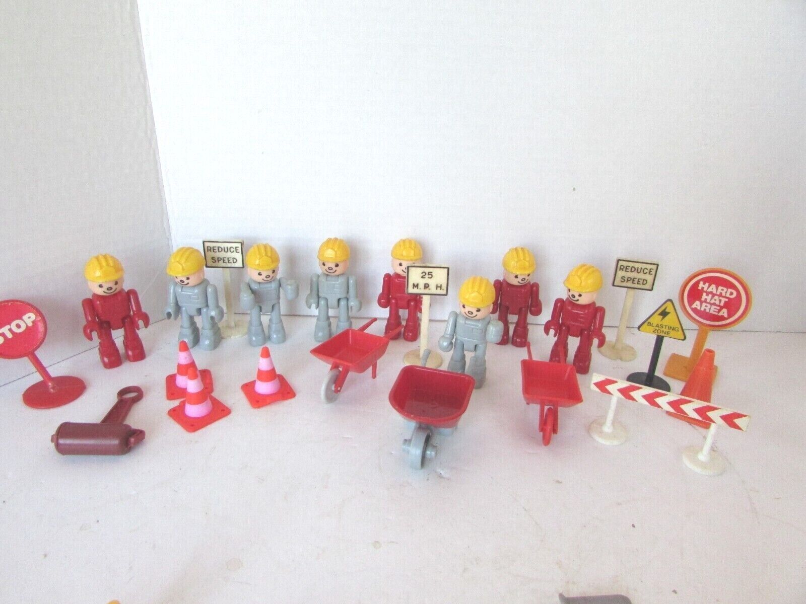 ASST OF CONSTRUCTION HARD HAT WORKERS FIGURES 2.75&quot; UNBRANDED &amp; ACCESSOR... - $4.55