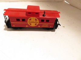Ho Trains LIFE-LIKE Santa Fe Caboose W/YELLOW CIRCLE- Latch Couplers EXC- S27 - £3.54 GBP