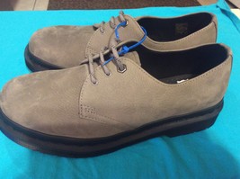 DR. MARTENS MILLED NUBUCK OXFORD - STYLE 1461 - MENS SIZE 9 - NICKEL / GRAY - $1,607.97 MXN