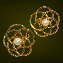 monet Vintage interlocking circles pearl Gold Tone clip on earrings - £27.36 GBP