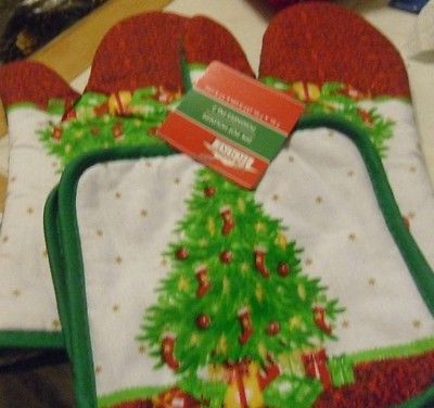 OVEN MITTS (2) CHRISTMAS TREE DESIGN BONUS POTHOLDERS (2) SEE SPECIAL DEAL.  - $13.85