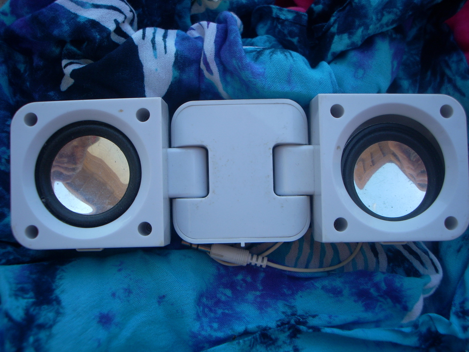 portable folding docking station mini speakers for Ipod/mp3 player - $5.00