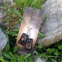 The Twilight Saga New Moon &quot;Edward and Bella&quot; Dog Tags by NECA - $26.00