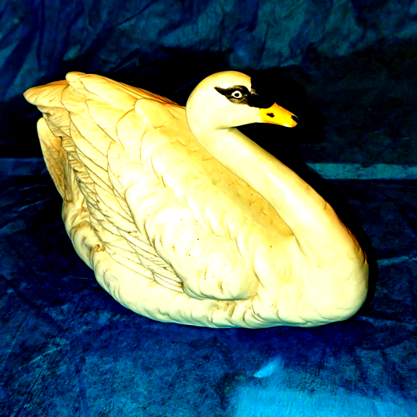 Gorgeous old vintage swan - $25.74