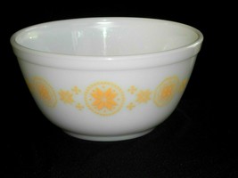 Pyrex Glass Mixing Bowl Town and Country Gold Medallion #402 - 1.5 Qt - £15.82 GBP