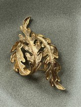 Vintage Lisner Signed Goldtone Partially Curled Long Leaf Brooch Pin – marked on - £13.11 GBP