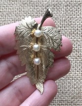 Vintage Textured Golden Leaf w 3 Faux Pearls Brooch Pin Fashion Jewelry - £10.12 GBP