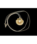 Gold Tone 22&quot; Serpentine Chain With 1&quot; Scallop Seashell &amp; Single Pearl P... - $436.95 MXN