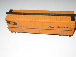 HO VINTAGE FREIGHT CAR - AHM  D &amp; RGW  BOXCAR - LATCH COUPLERS- EXC.- W8 - $3.32