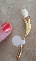 Vintage Avon Goldtone White Flower Brooch Pin Rare - £14.34 GBP