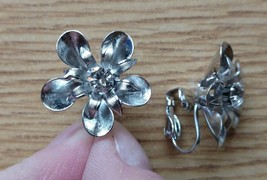 Vintage Jewelry Silver Chrome Flower Shaped Clip-on Earrings w center Rhinestone - £31.96 GBP
