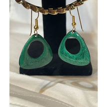 Vintage Lightweight Green Metallic Swirl Enameled Dangle Earrings - £9.46 GBP