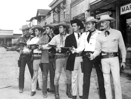1950’s TV WESTERN STARS 7 good guy gunmen take over street b/w 8x10 port... - $152.12 MXN
