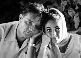 Elizabeth Taylor Richard Burton captured in romantic candid pose 5x7 pho... - £4.50 GBP