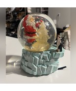 Santa snow globe - $291.56 MXN