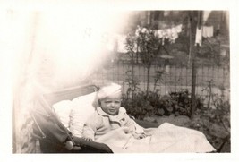 ANTIQUE PHOTO 1943 B &amp; W 2 3/4&quot; x 2 1/2&quot; 9 MONTH OLD BABY SMILING IN CAR... - €0,86 EUR