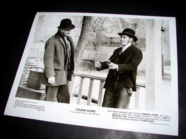 An item in the Collectibles category: 1988 YOUNG GUNS Movie 8x10 Press Photo Emilio Estevez Terence Stamp YG-9 pistols