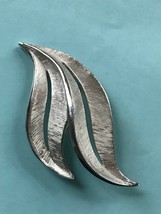 Vintage Trifari Signed Finely Etched Double Leaves Silvertone Pin Brooch – marke - £10.23 GBP