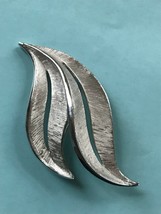 Vintage Trifari Signed Finely Etched Double Leaves Silvertone Pin Brooch – marke - £10.31 GBP