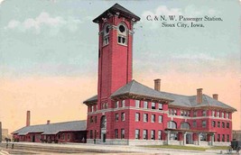 C&amp;NW Railroad Train Depot Sioux City Iowa 1915 postcard - £6.21 GBP