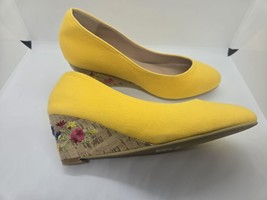 Classique Wedge Heels Close Toe Yellow Floral Applique Size 6.5M - £11.10 GBP